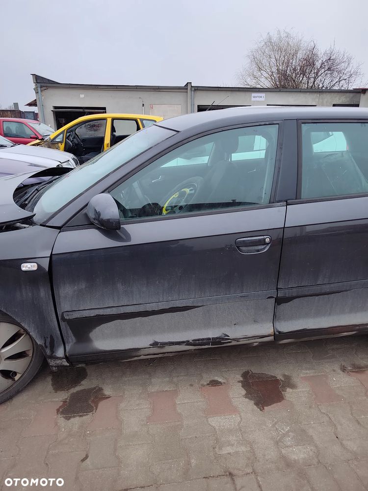 AUDI A3 8P 2008 r. 1,9d na części drzwi szyby fotel zamek podsufitka lampa zderzak klapa itp - 15