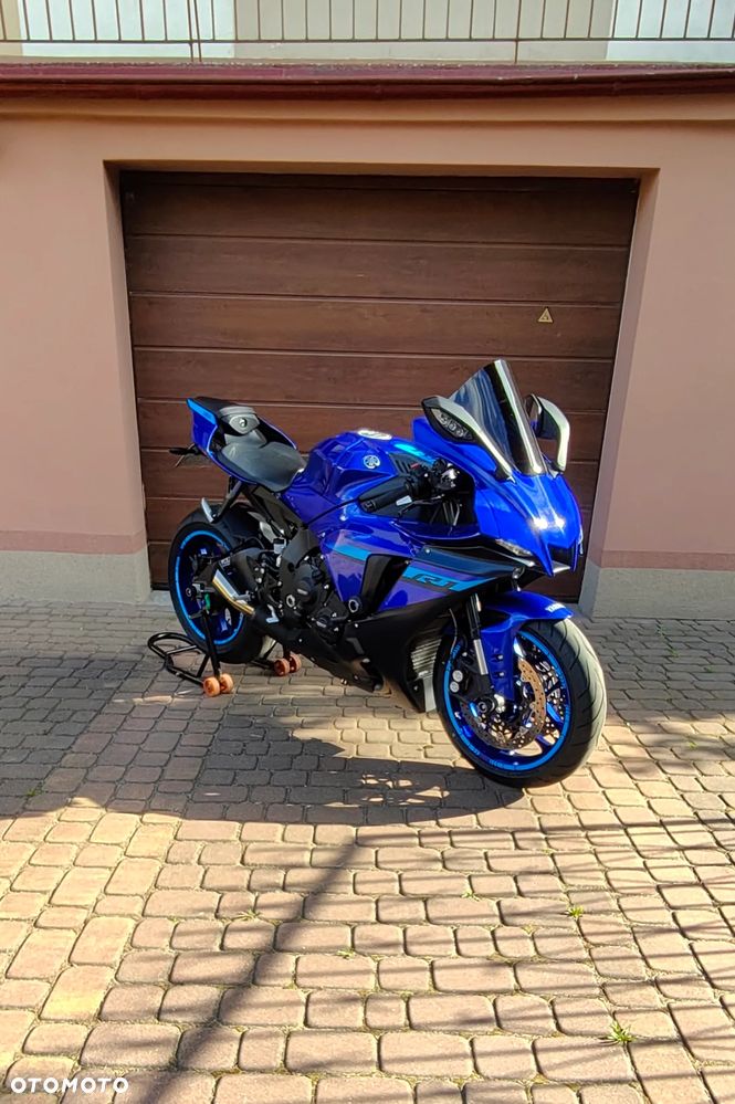 Yamaha R1 - 1