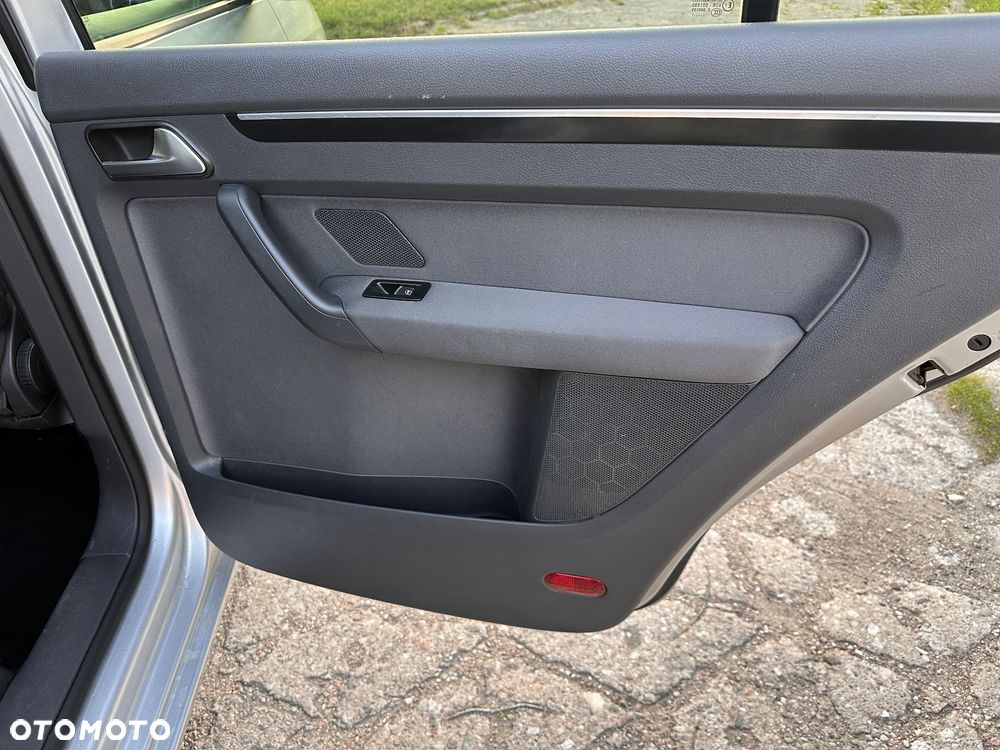 Volkswagen Touran 2.0 TDI DPF Highline DSG - 32
