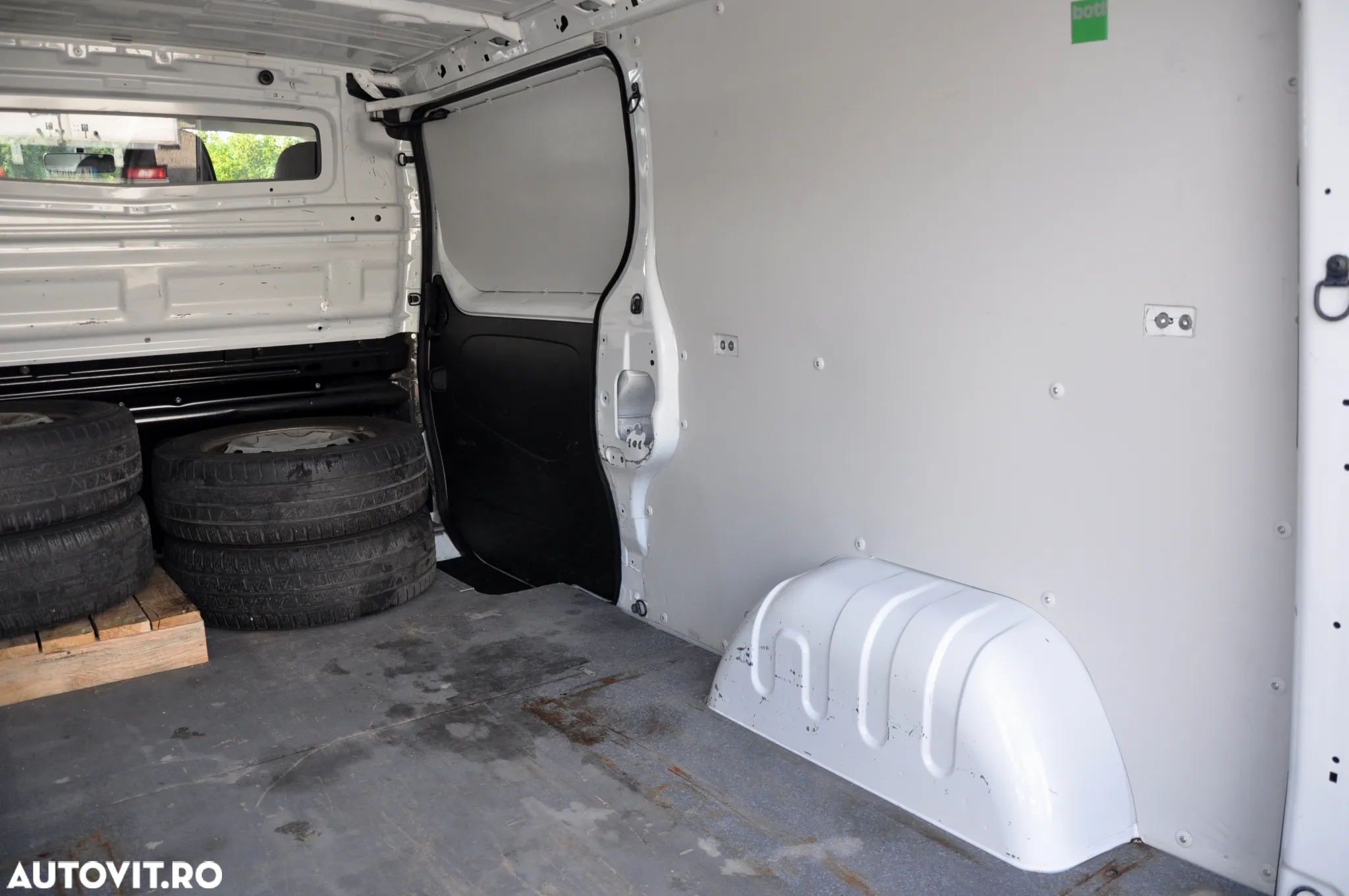 Opel Vivaro L2H1 Van - 11