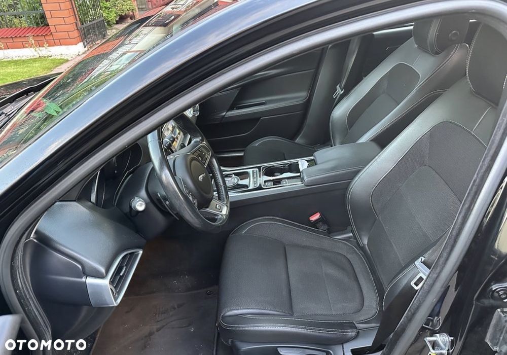 Jaguar XE 2.0 D R-Sport - 20