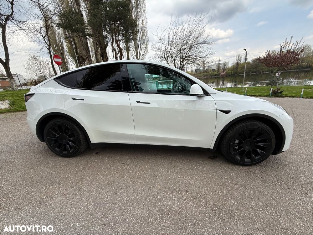 Tesla Model Y - 12