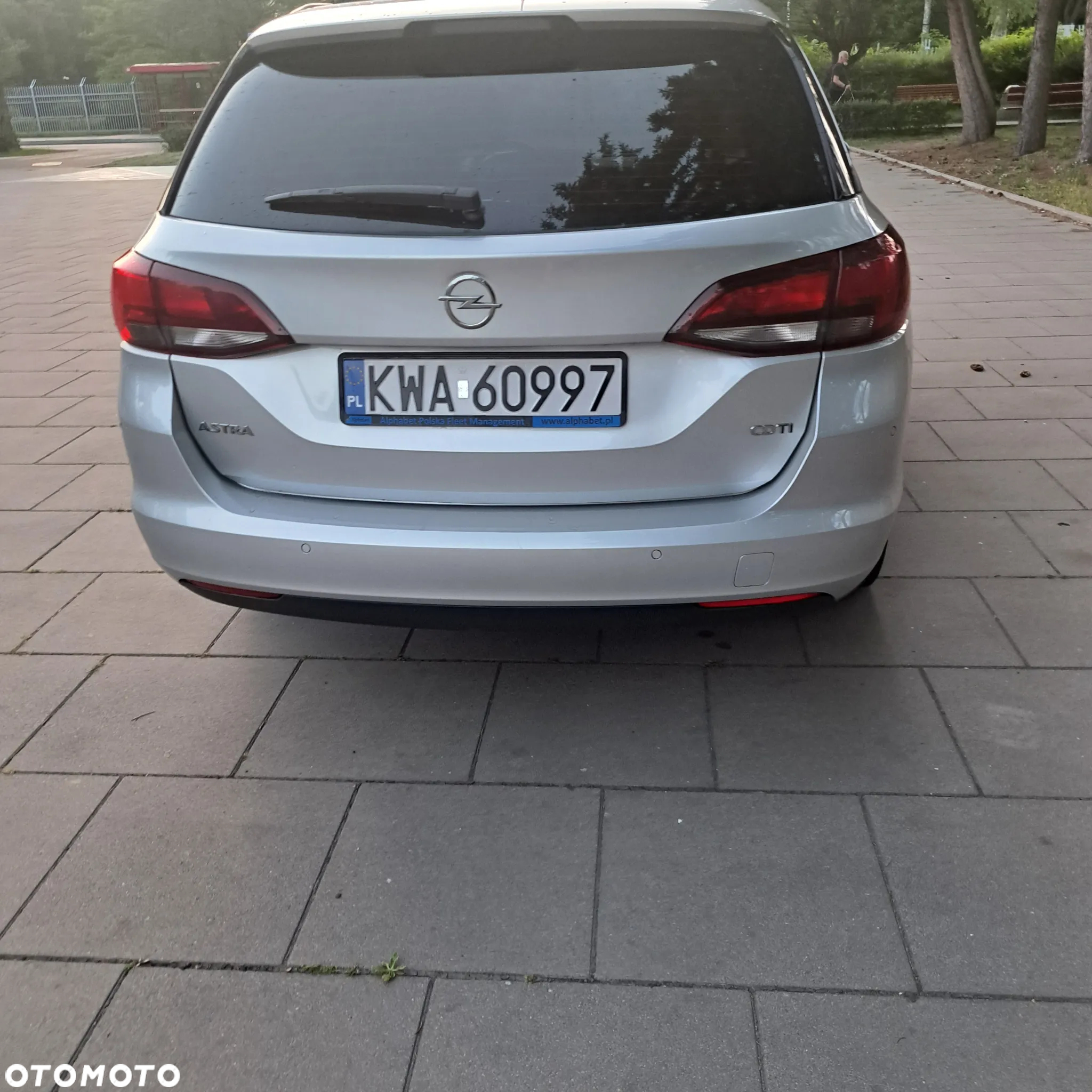 Opel Astra IV 1.6 CDTI Executive - 3