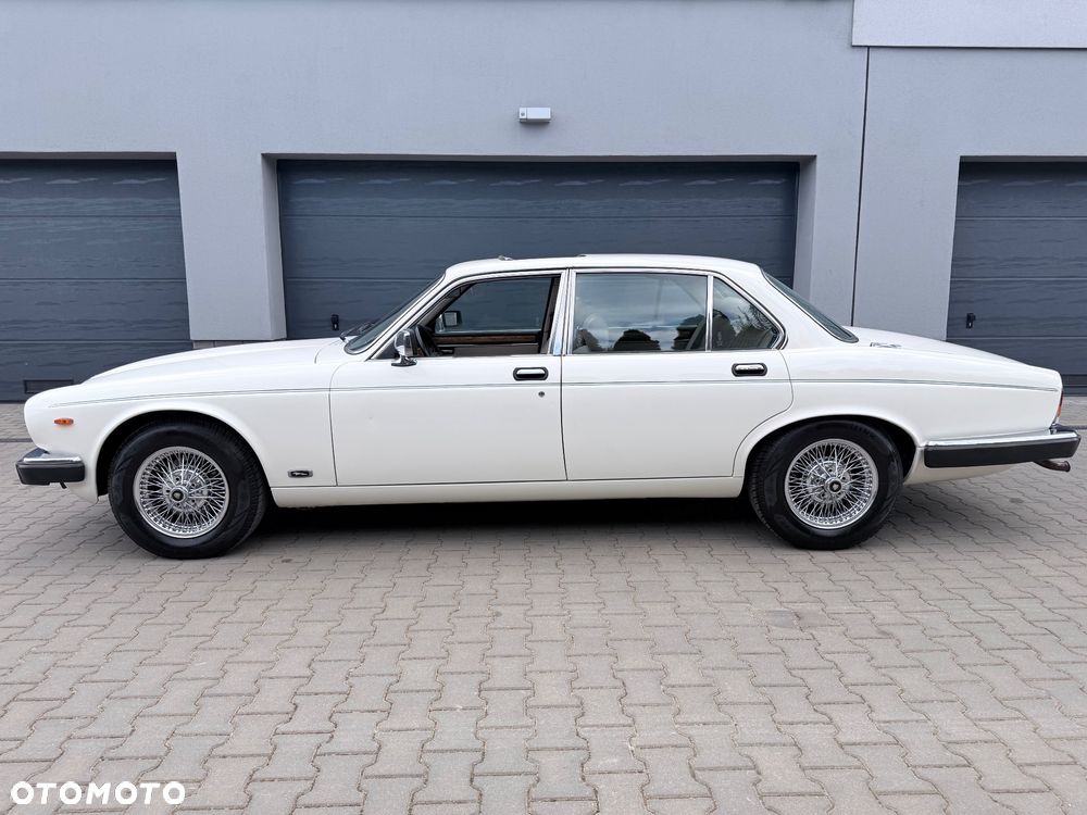 Jaguar XJ - 8