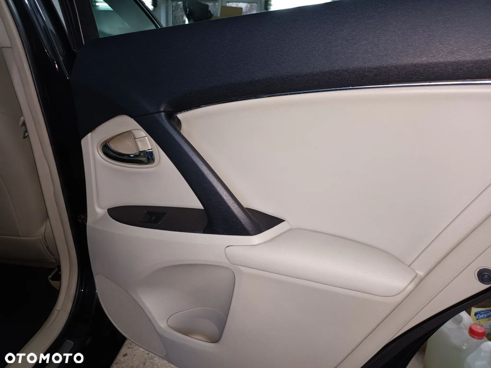 Toyota Avensis 1.8 Premium EU5 - 17