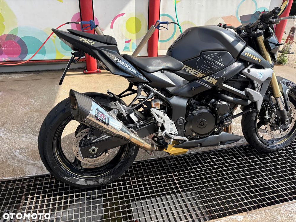 Suzuki GSR - 9