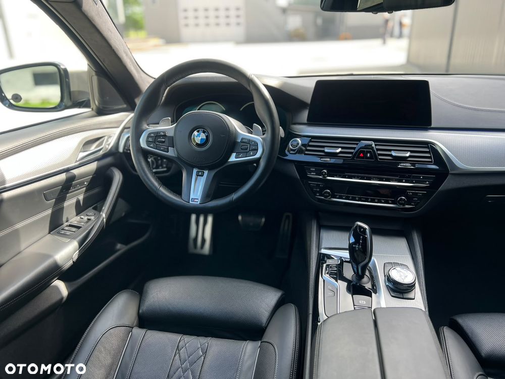 BMW Seria 5 M550i xDrive - 16