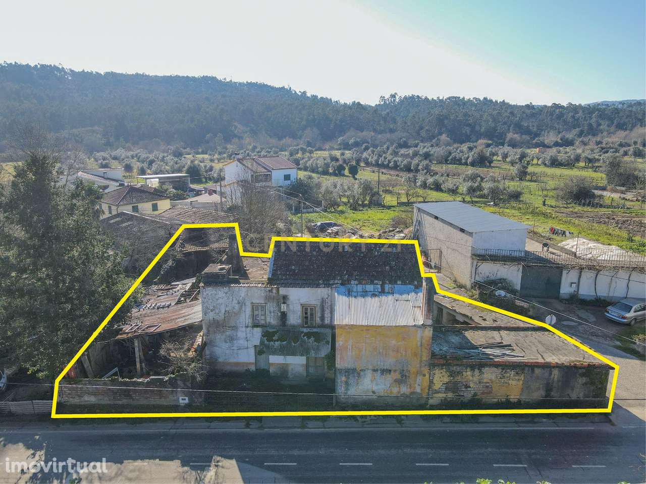 Moradia para restaurar com pátio a poucos minutos de Miranda - Miranda - Grande imagem: 2/10