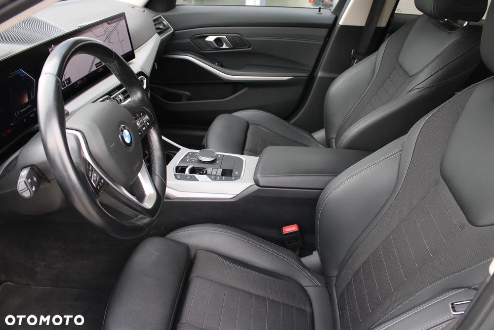BMW Seria 3 320d xDrive mHEV - 12