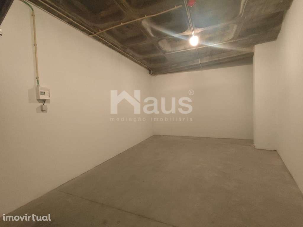 Garagem inserida em cave - Grande imagem: 3/5