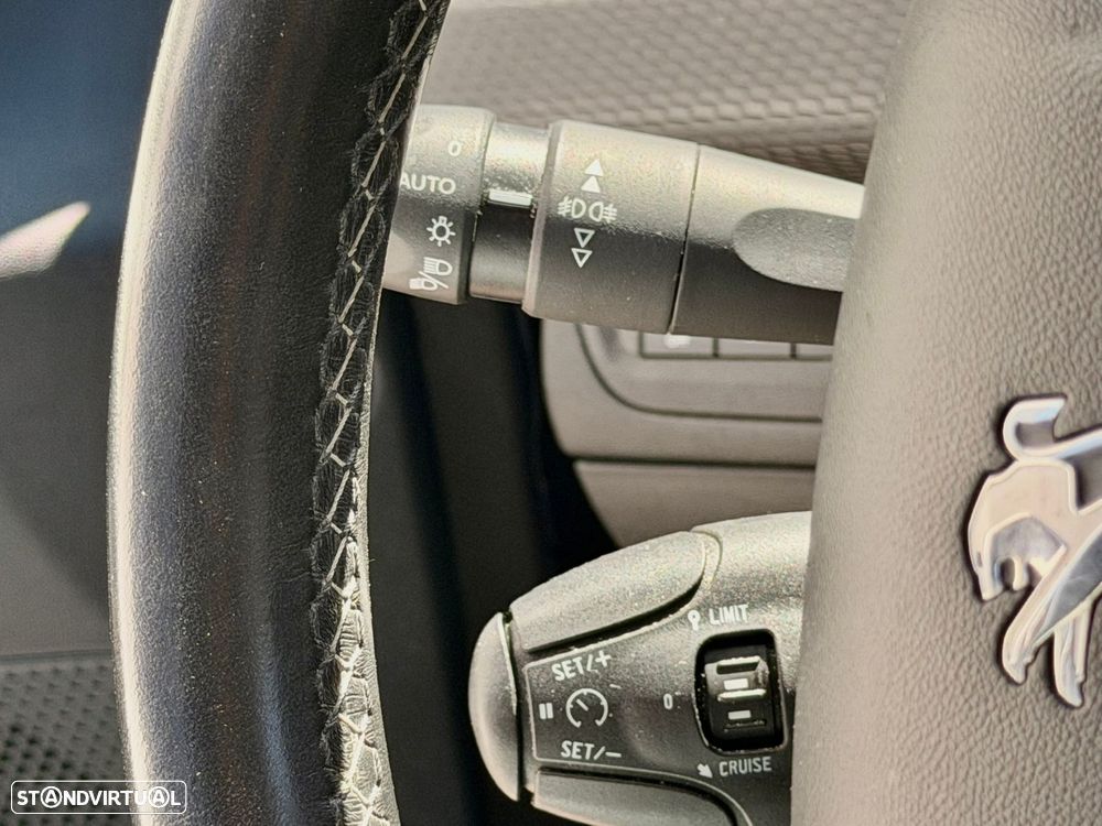 Peugeot 2008 1.2 PureTech Allure EAT6 - 19