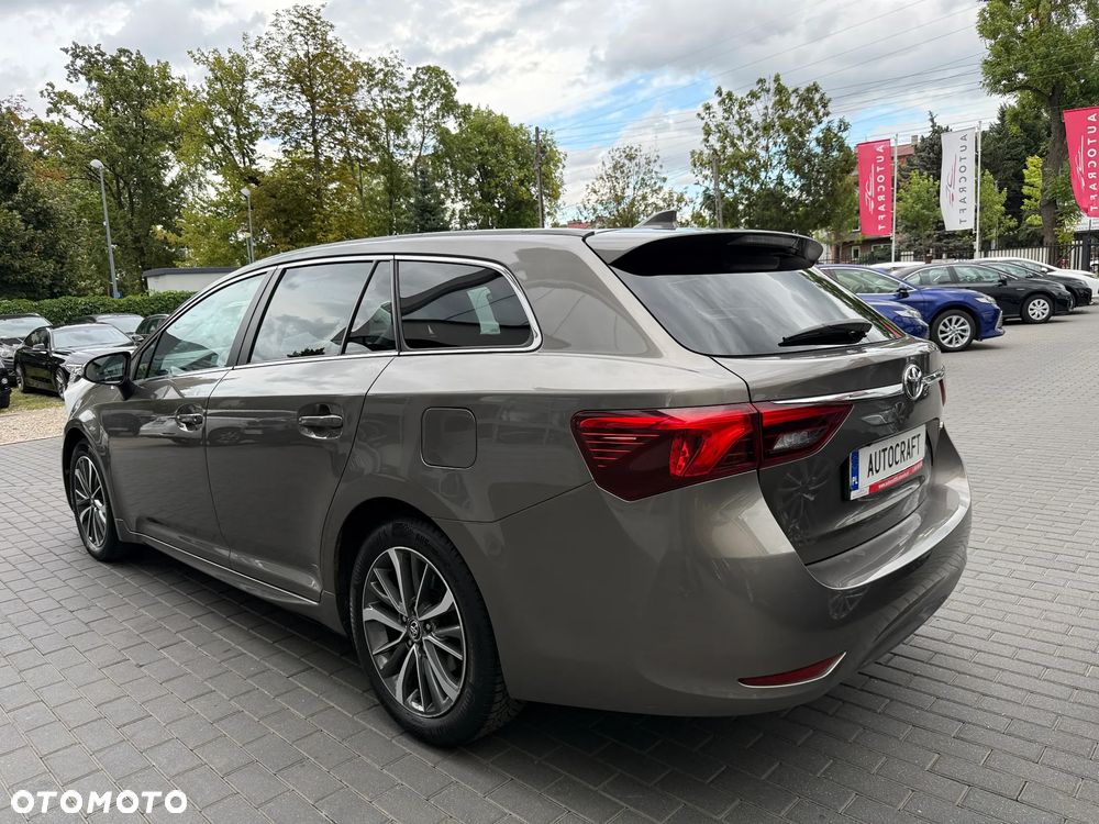 Toyota Avensis 1.8 Premium MS - 24