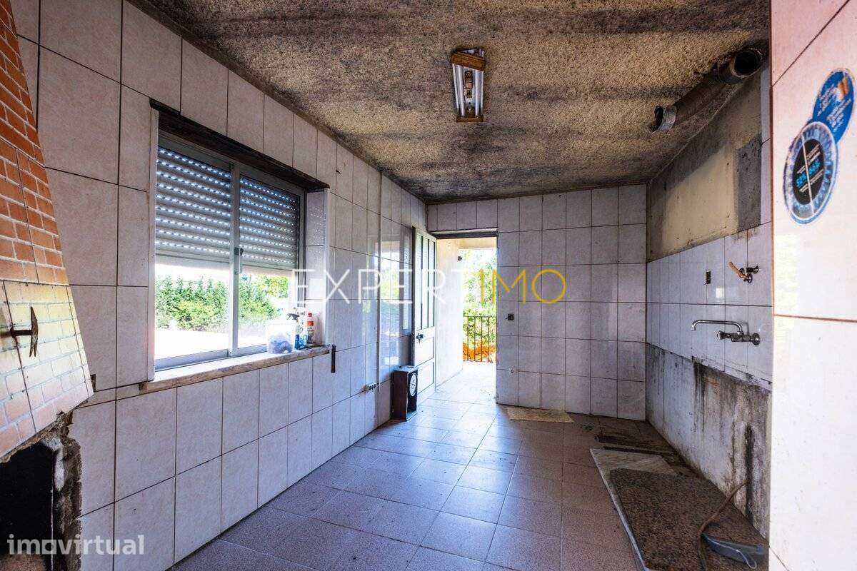 Moradia para Remodelar com Terreno e Anexos no Centro da Lousã - Grande imagem: 4/26