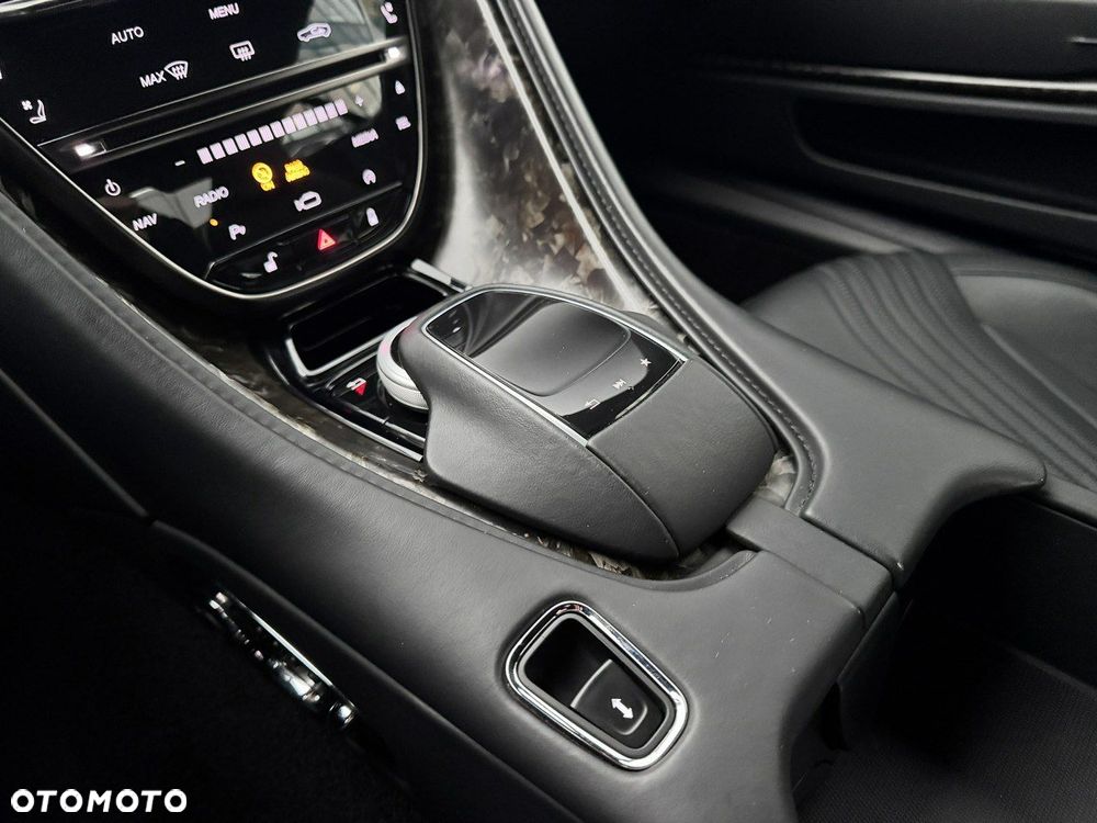 Aston Martin DB11 - 25