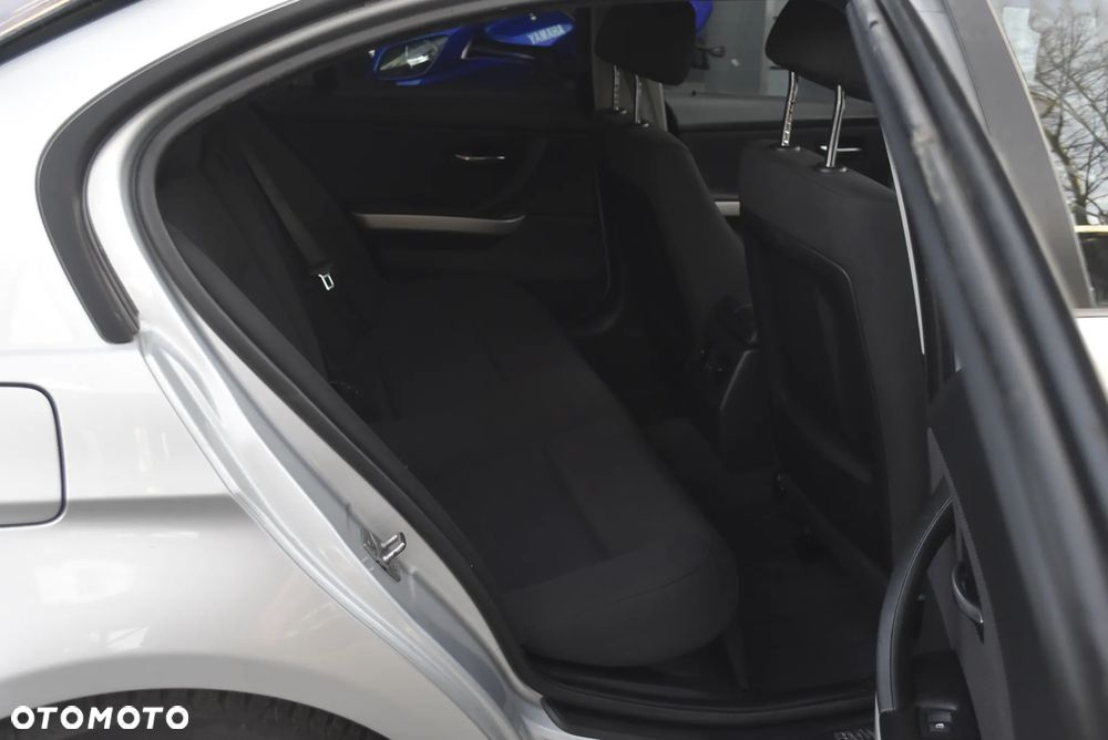 BMW Seria 3 318i Edition Sport - 10