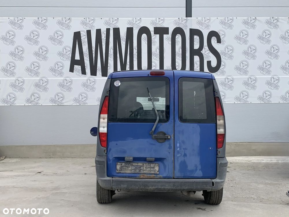 FIAT DOBLO 2004 *SAMOCHÓD NA CZĘŚCI* 4671 MASKA, LAMPA, DRZWI, LUSTERKO, ZDERZAK, GRILL, BŁOTNIK, KLAPA, BELKA, DESKA, FOTELE, KANAPA, ĆWIARTKA KIEROWNICA, TARCZE, ZACISKI, ZAWIESZENIE, KOMPLETNY PRZÓD, KOMPLETNY TYŁ, LICZNIK, ZEGARY, PRAWE LEWE PRZÓD TYŁ - 4