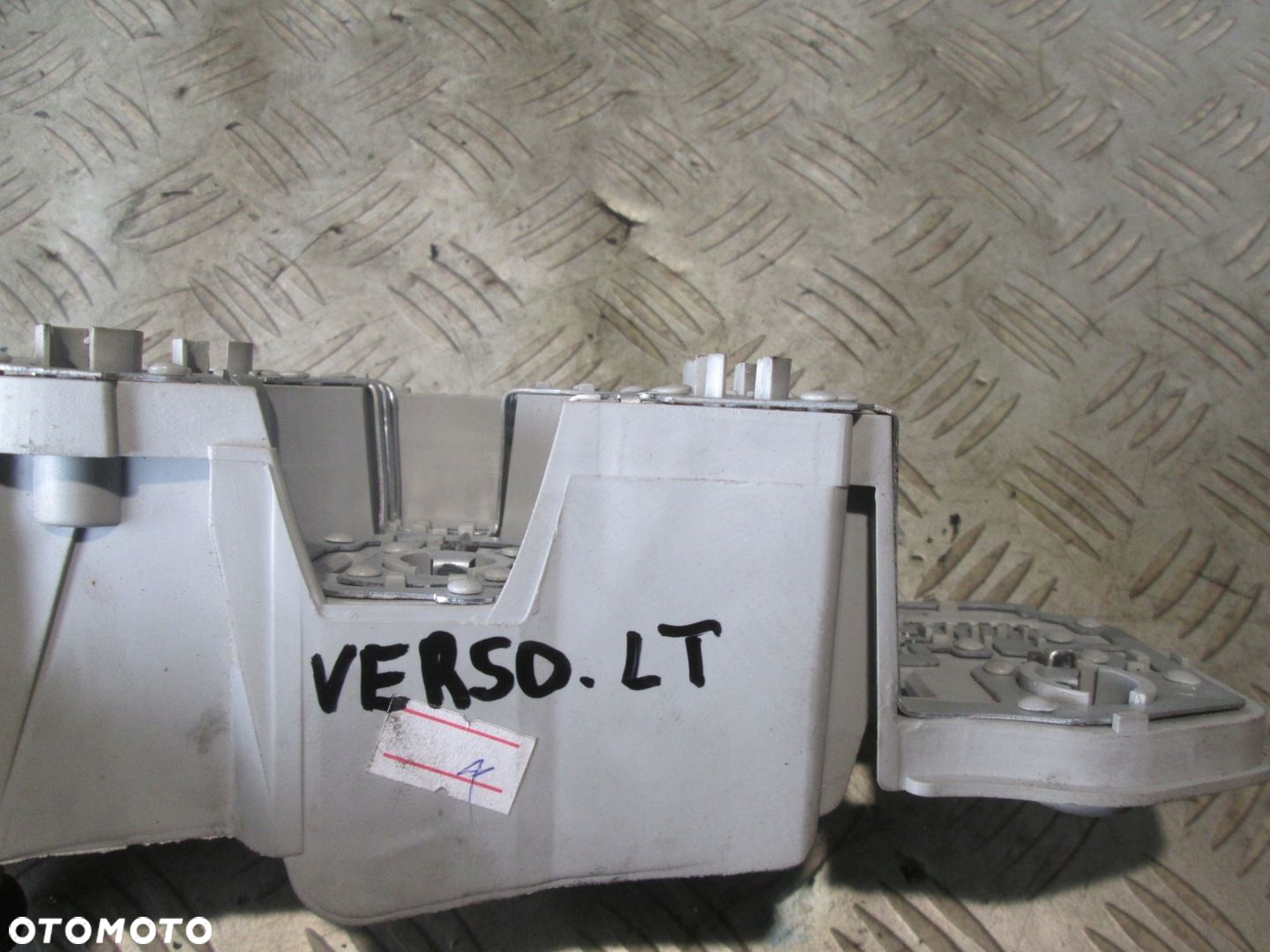 WKŁAD LAMPY LEWY TYŁ OPRAWKA TOYOTA COROLLA VERSO II 04- - 4