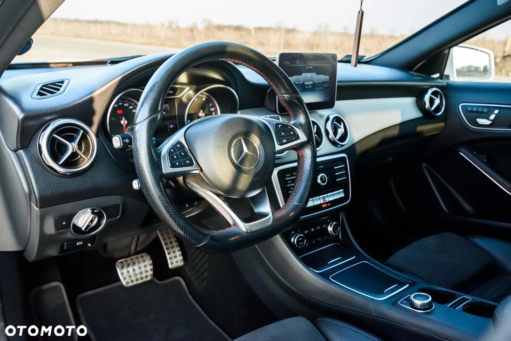Mercedes-Benz GLA 200 7G-DCT - 12