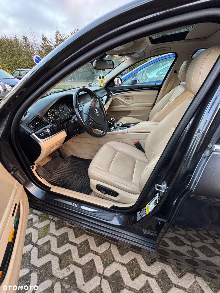 BMW Seria 5 528i xDrive - 29