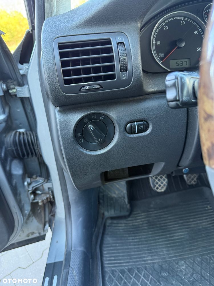 Volkswagen Passat 1.9 TDI Highline - 24