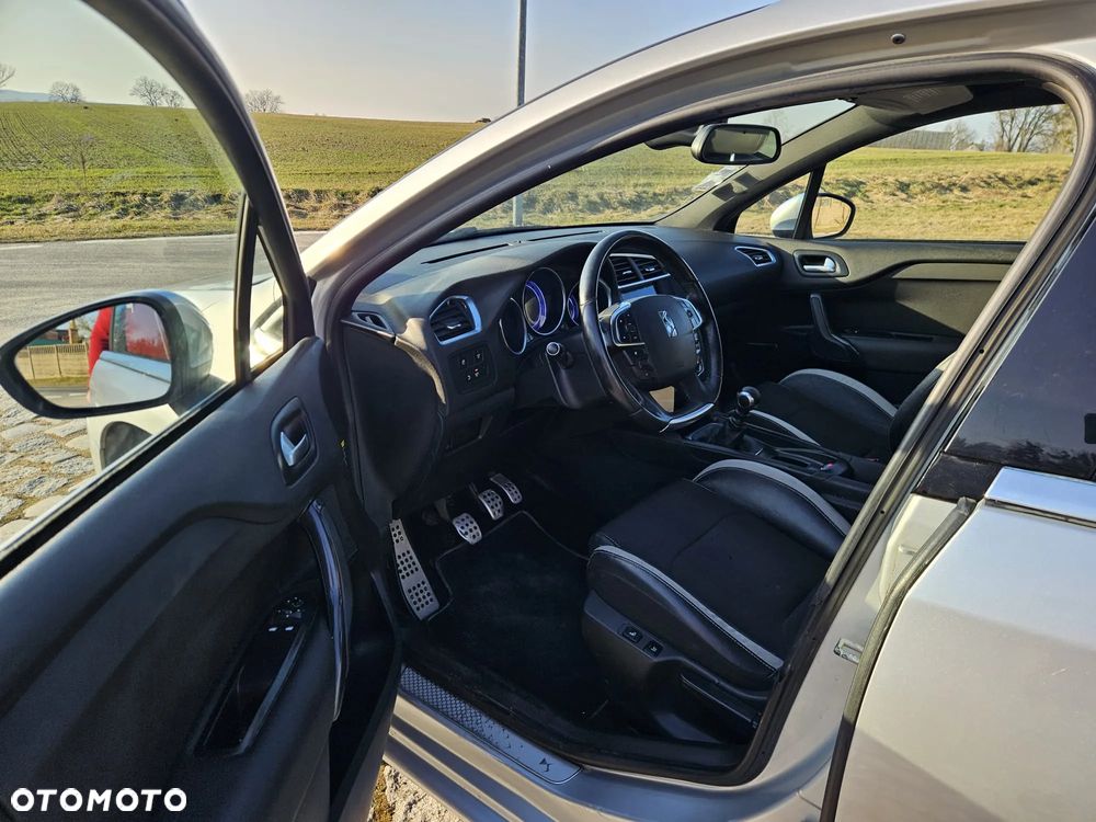 Citroën DS4 e-HDi 110 SoChic - 22