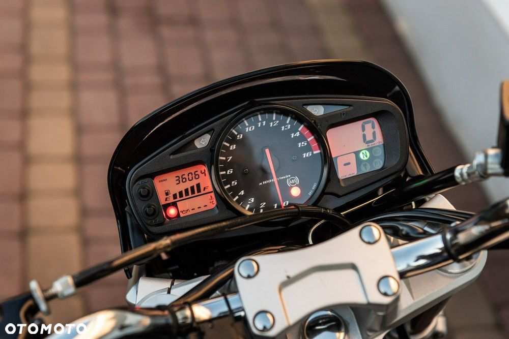 Suzuki GSR - 8