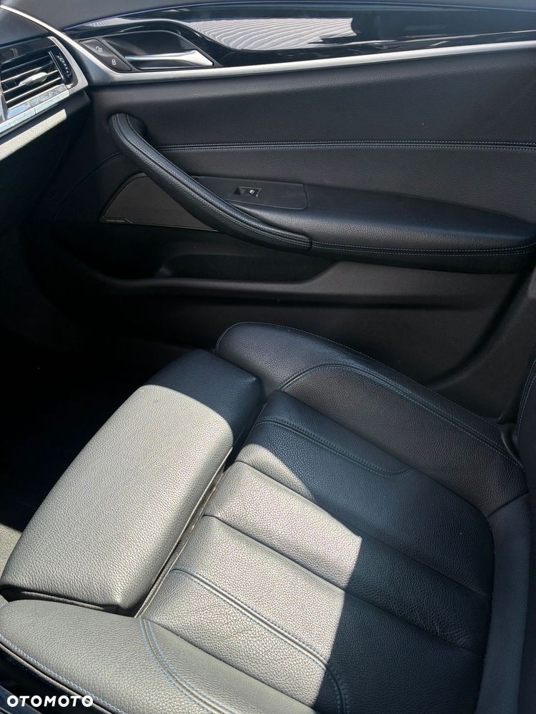 BMW Seria 5 M550i xDrive - 11