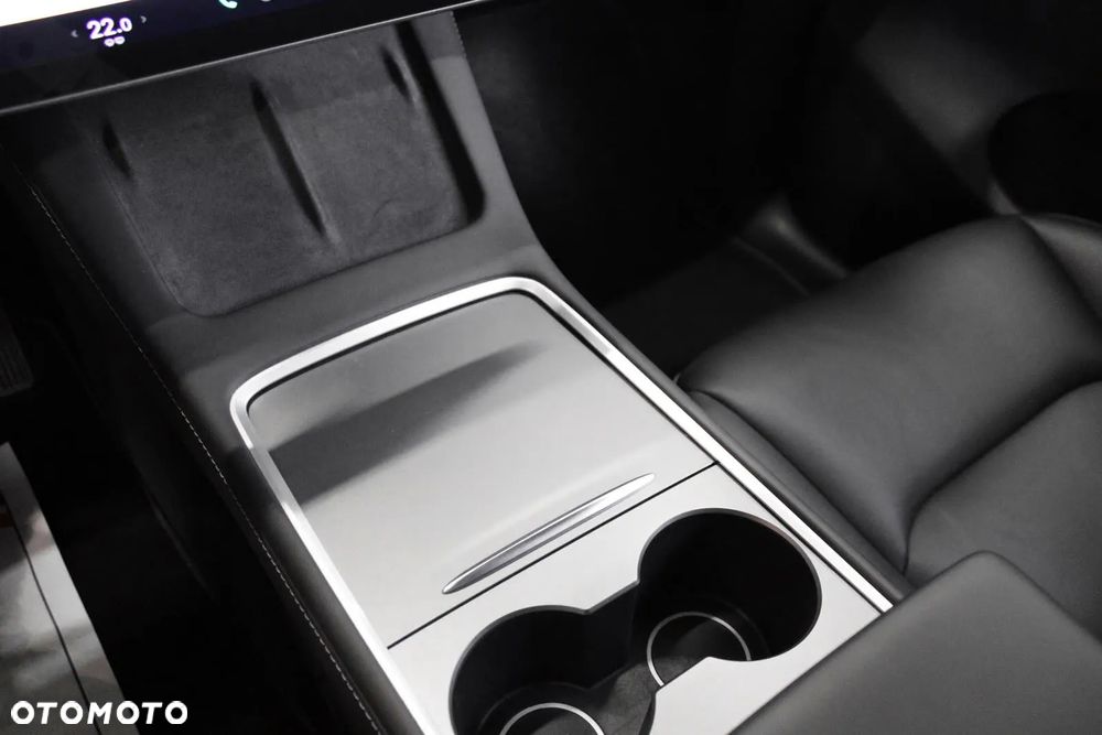 Tesla Model Y Long Range AWD - 17