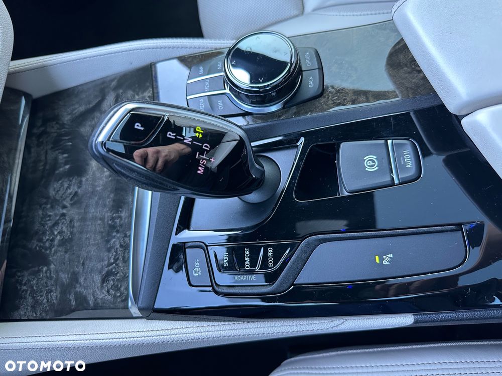 BMW Seria 5 M550i xDrive sport - 38