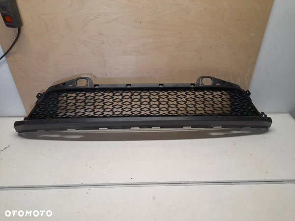 SKODA ENYAQ KRATKA ZDERZAKA ŚRODKOWA 5LA853677A