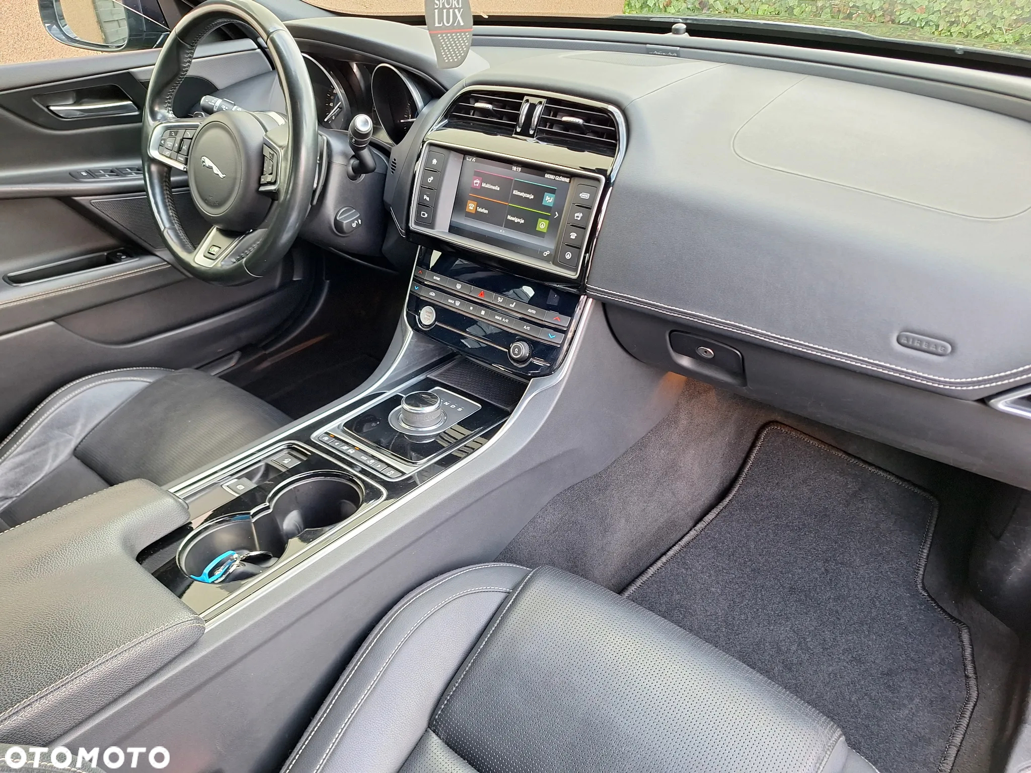 Jaguar XE 2.0 D R-Sport - 23