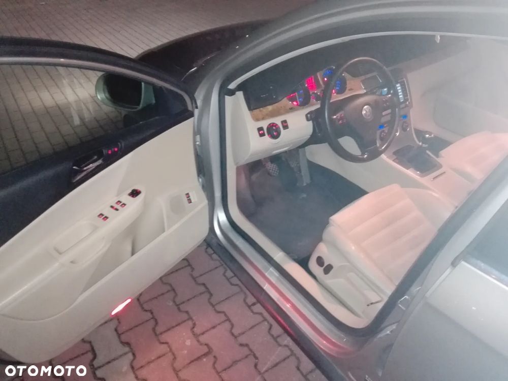 Volkswagen Passat 2.0 TDI DPF Highline - 9