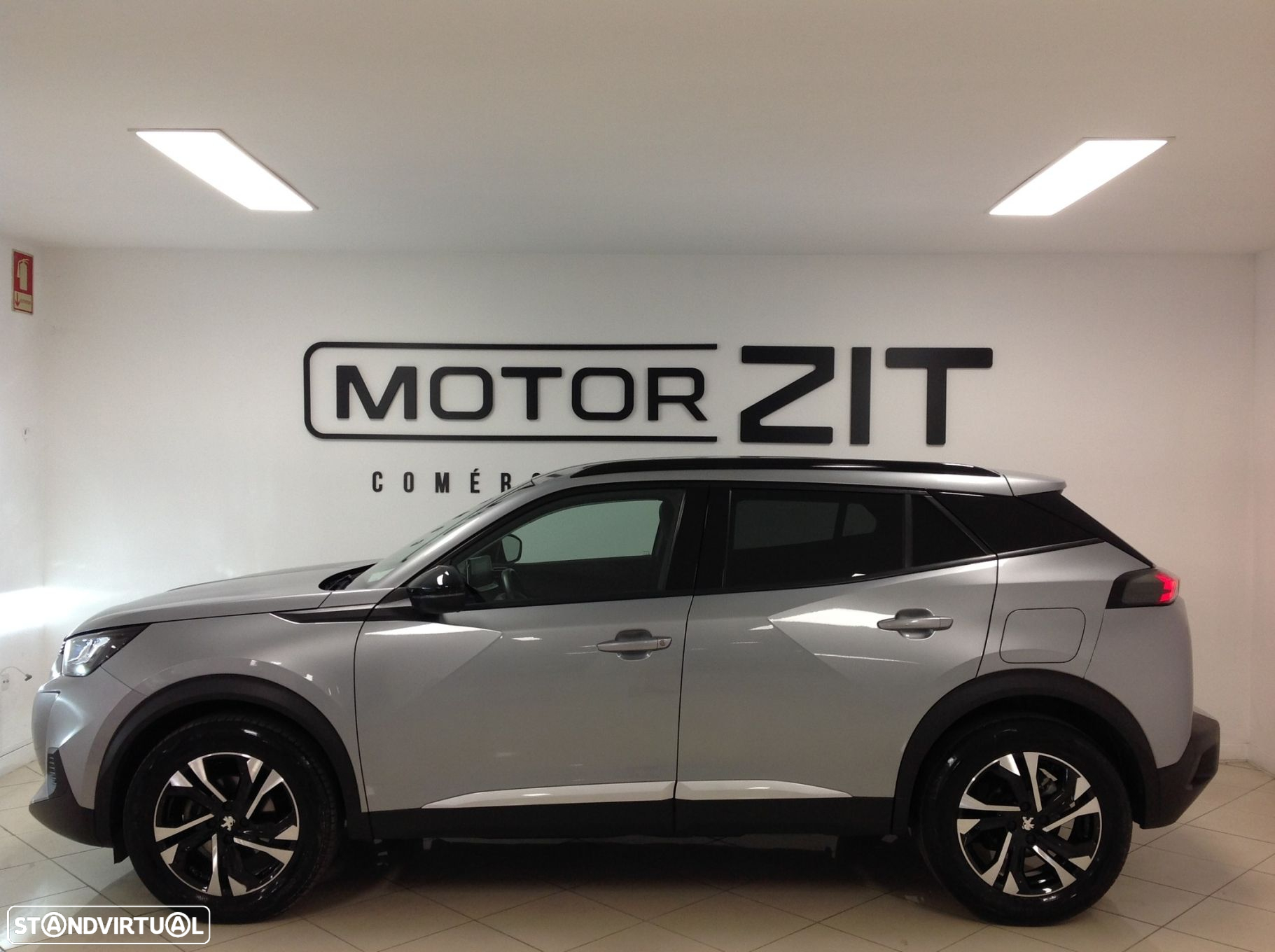 Peugeot 2008 1.2 PureTech Allure EAT8 - 5