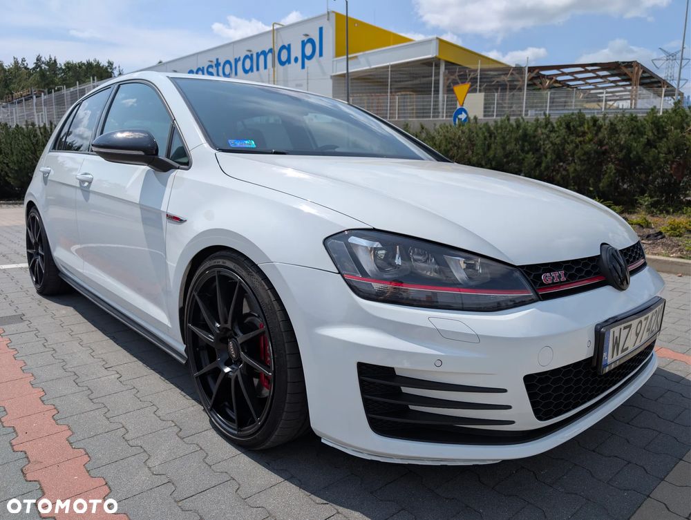 Volkswagen Golf - 1