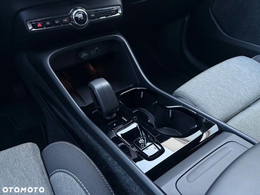 Volvo XC 40 B3 Plus Dark - 20