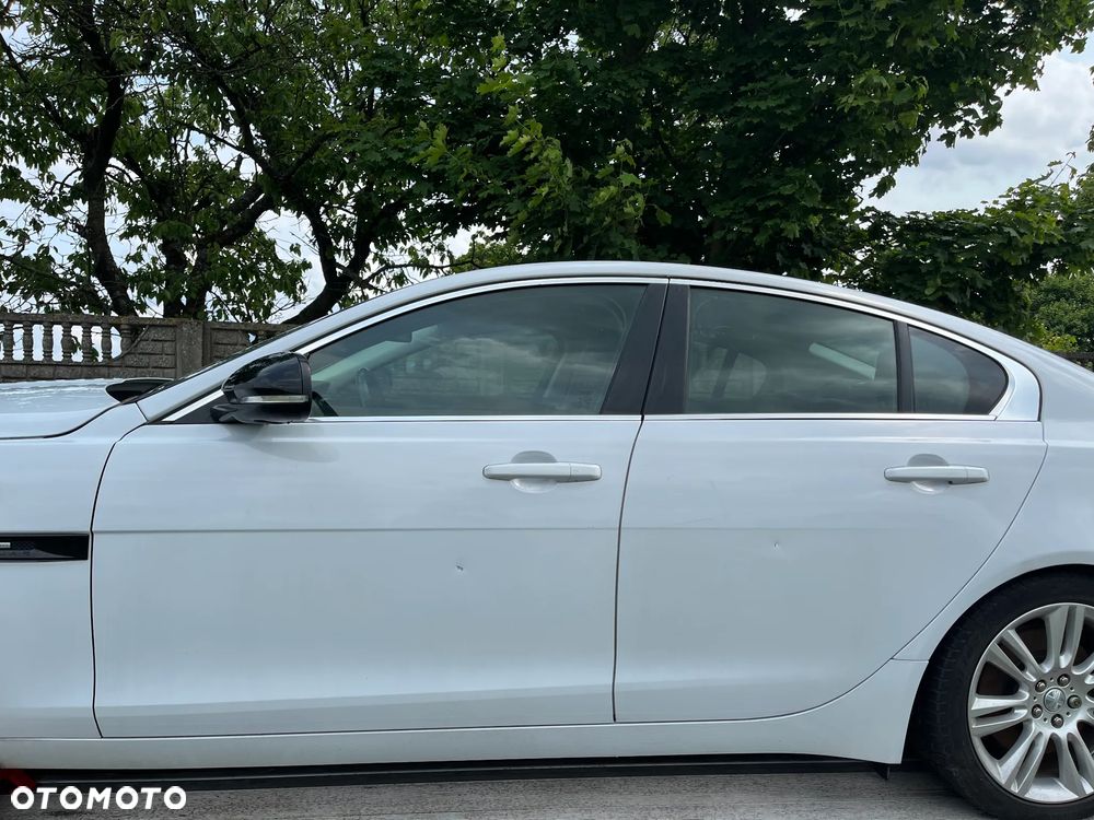 Jaguar XE 2.0 T R-Sport - 11