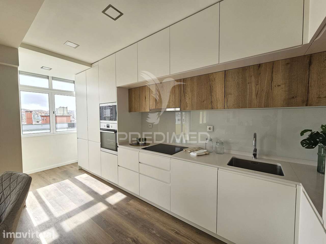 Apartamento T3 remodelado, com ótima varanda, em Benfica - Grande imagem: 5/27