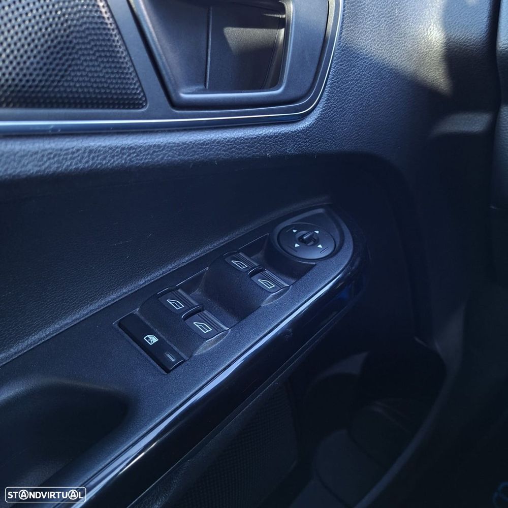 Ford B-Max 1.0 EcoBoost Titanium - 23