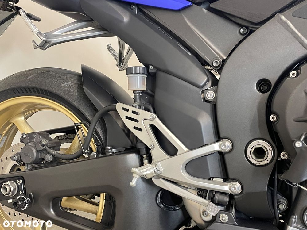 Yamaha R1 - 19