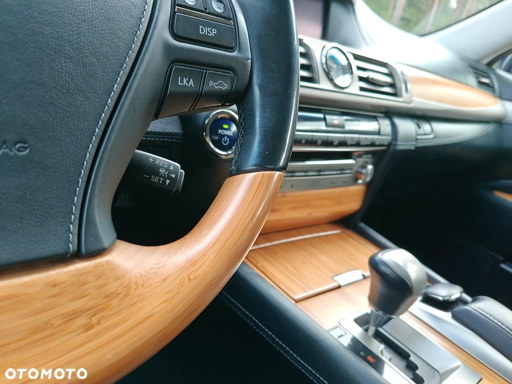 Lexus LS 600h L - 12