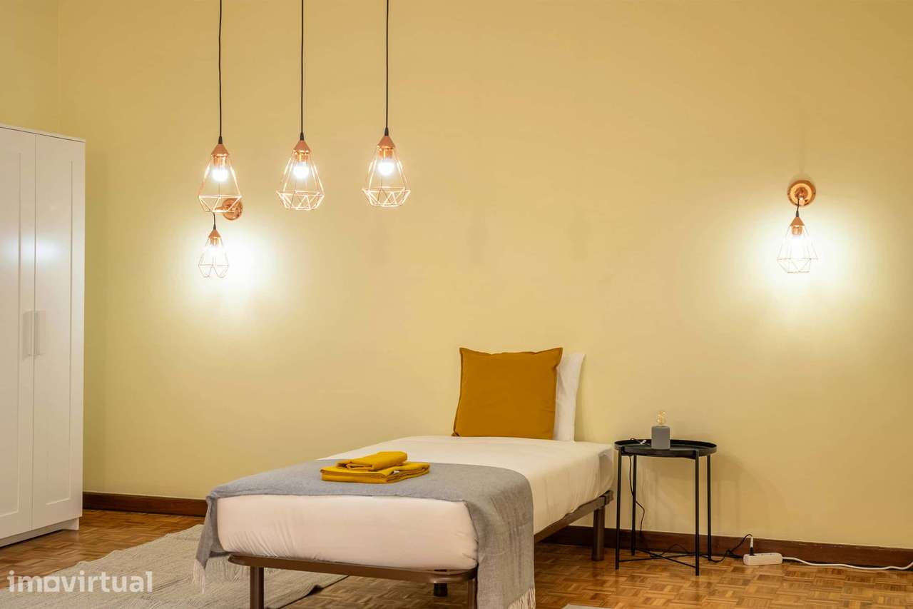 Bedroom in a 6-bedroom apartment in R. do Campo Alegre, Porto - Room 4 - Grande imagem: 4/20