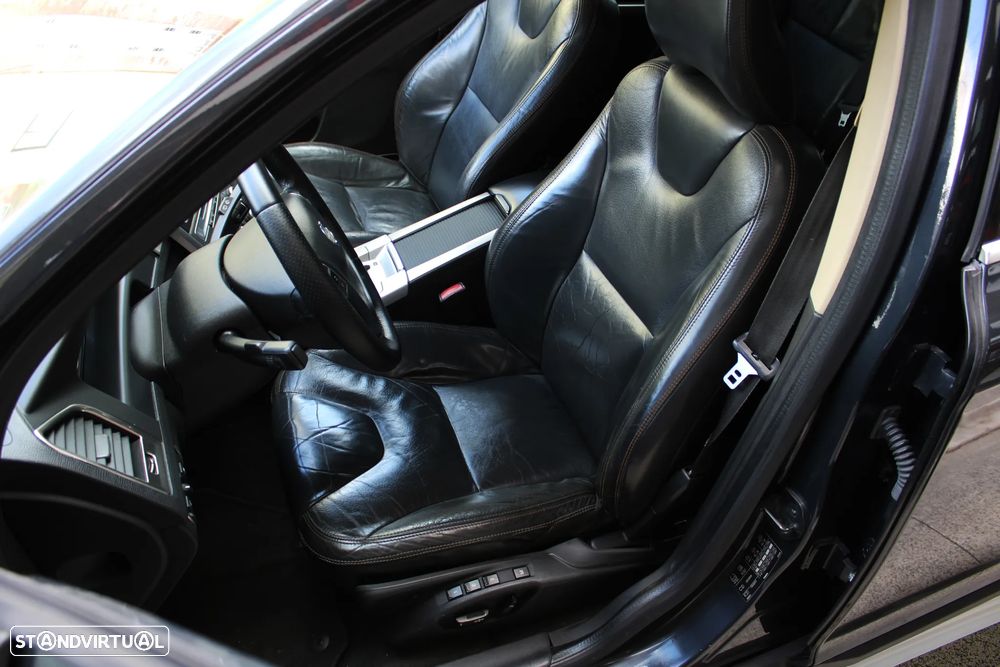 Volvo XC 60 D5 Momentum Geartronic - 24