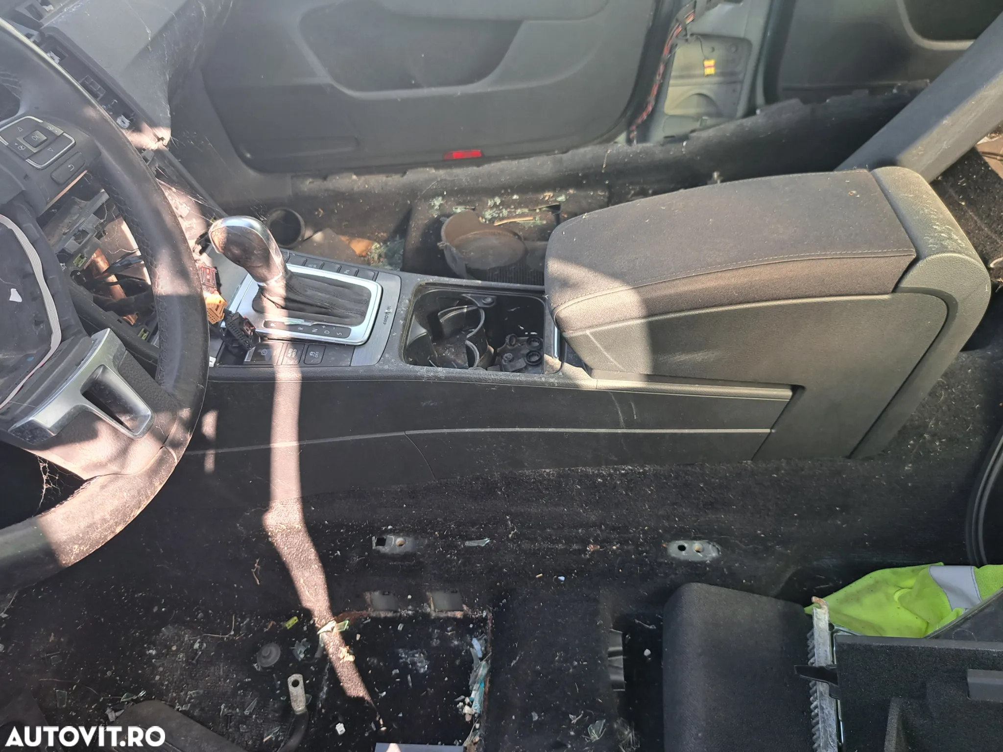 Volan cu comenzi grila ventiatie centrala SZL Grila ventilatie stg dr Schimbator selector viteze Panou butoane frana de mana PDC Start/Stop Panou butoane comenzi geamuri Cotiera cu suport pahare VW Passat B7 2010-2014 - 5