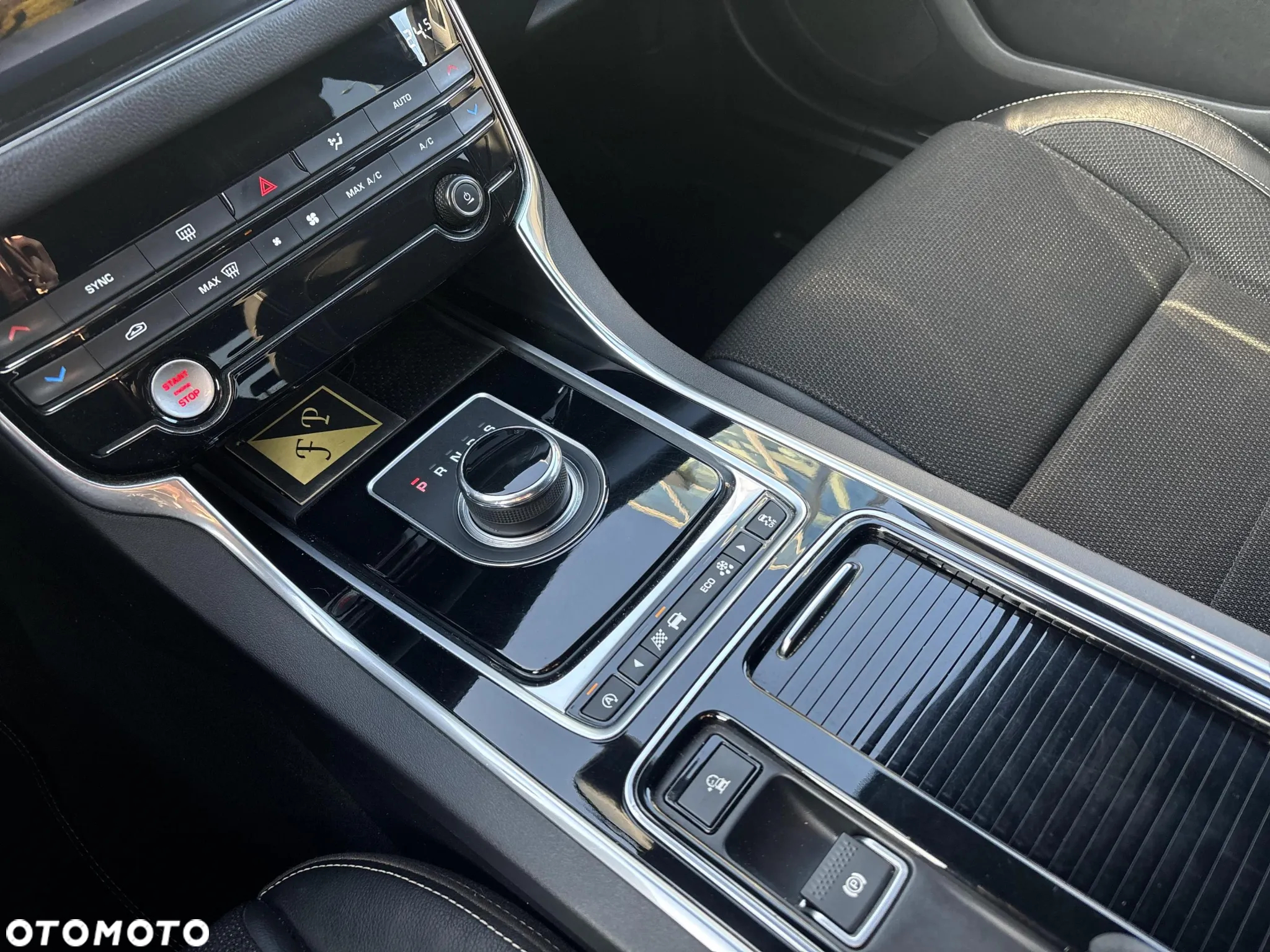 Jaguar XF 2.0 i4D R-Sport - 13