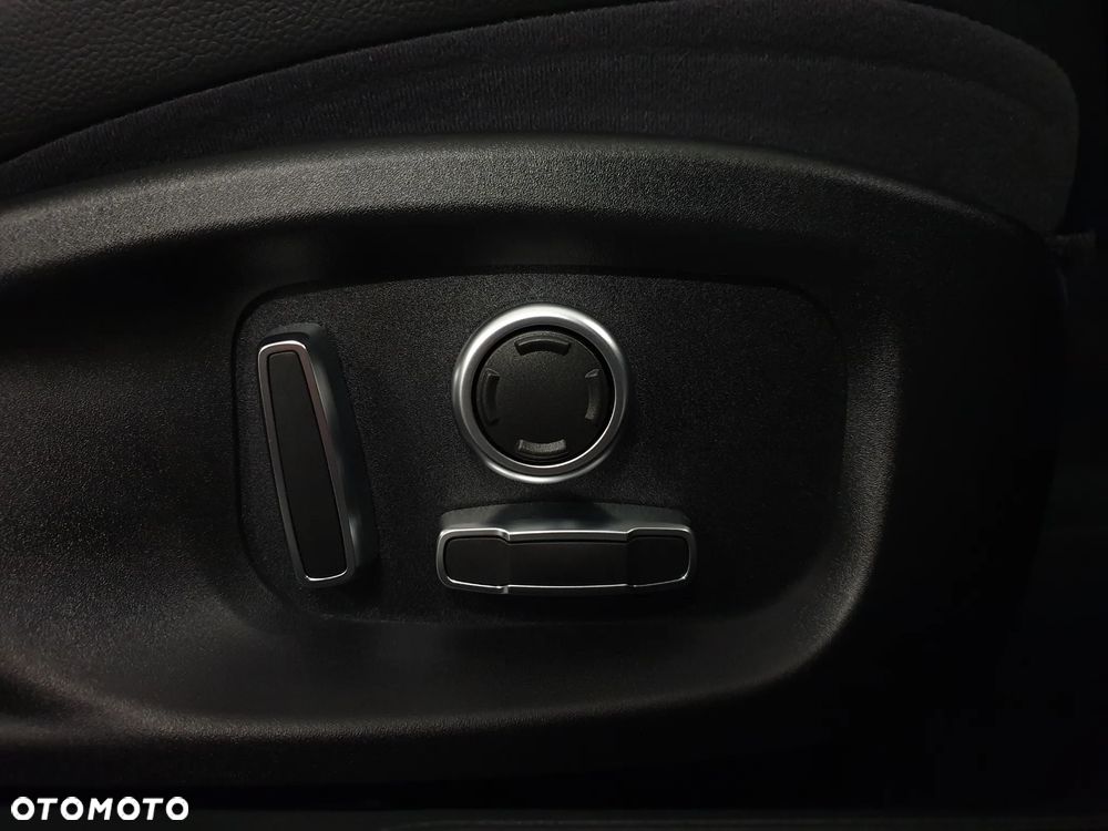 Jaguar XE 2.0 D180 SE - 33