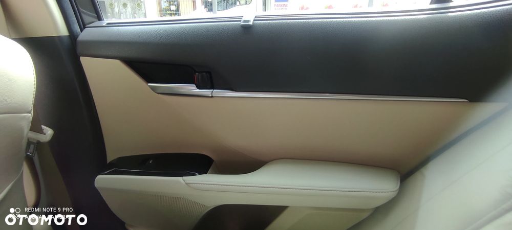 Toyota Camry 2.5 Hybrid Executive CVT - 23