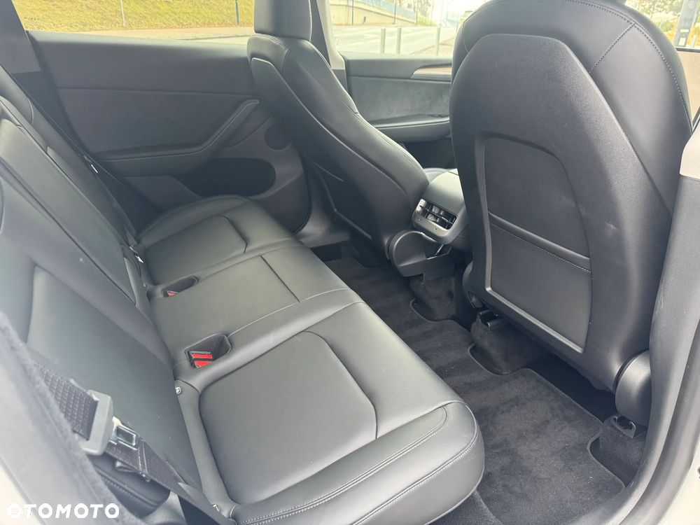 Tesla Model Y - 7