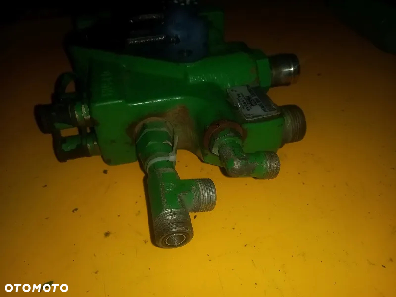 Blok zawór priorytetowy pierwszeństwa John Deere 6620 - 5