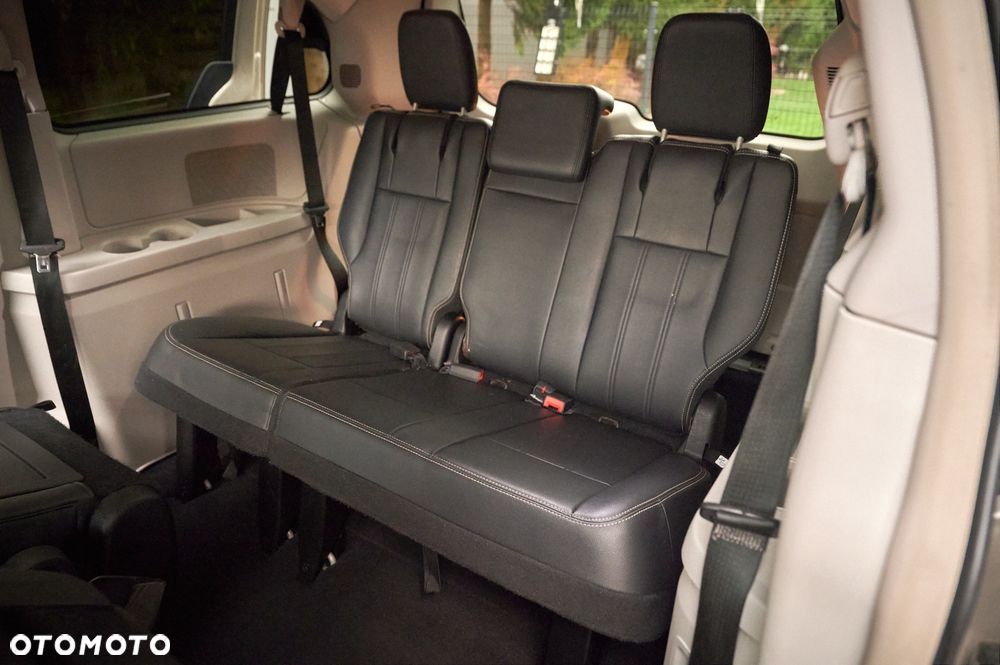 Chrysler Town & Country 3.6 Limited - 31