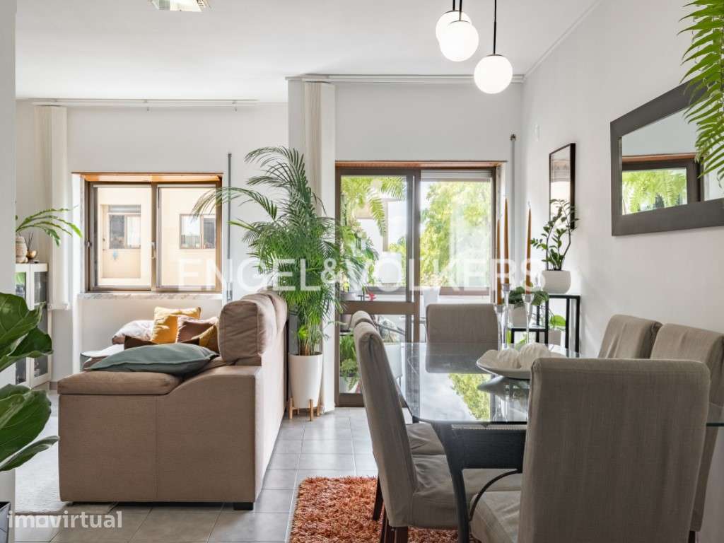 Apartamento remodelado com duas varandas no Pragal - Grande imagem: 2/28